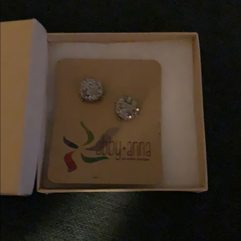 4/$20 🦄NWT Abby+ Anna Round Earrings - Picture 1 of 1